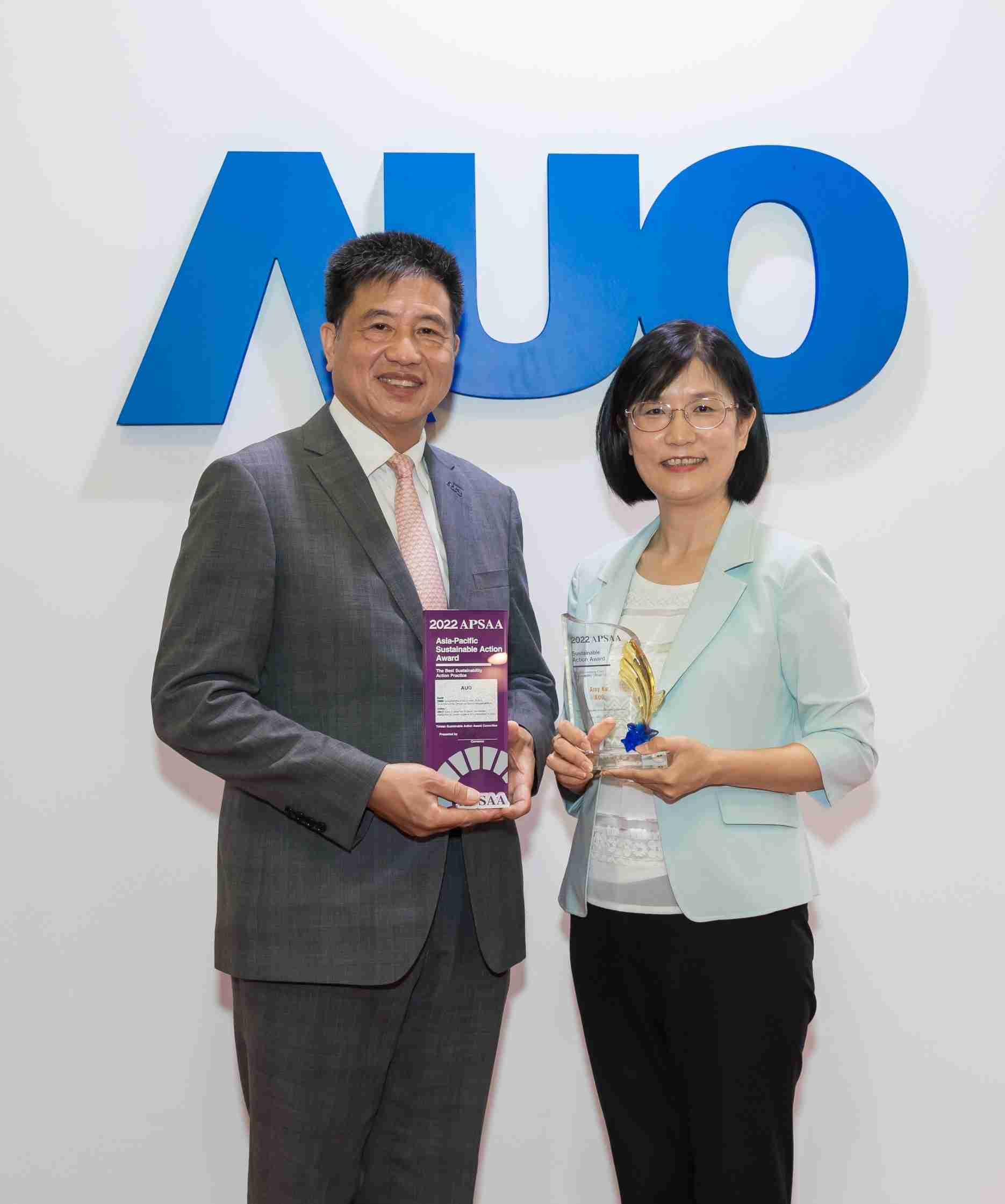 财神娱乐长期垫筑永续远景的基石，，，透过ESG暨气候委员会逐步实践永续策略蓝图。。。其中，，财神娱乐光电永续长古秀华带领团队、、、、制定中长期目标，，，缔造多面向亮眼表现，，，获得「顶尖永续长奖」的个人奖殊荣（左：财神娱乐光电董事长暨执行长彭双浪，，，，右：财神娱乐光电永续长古秀华）