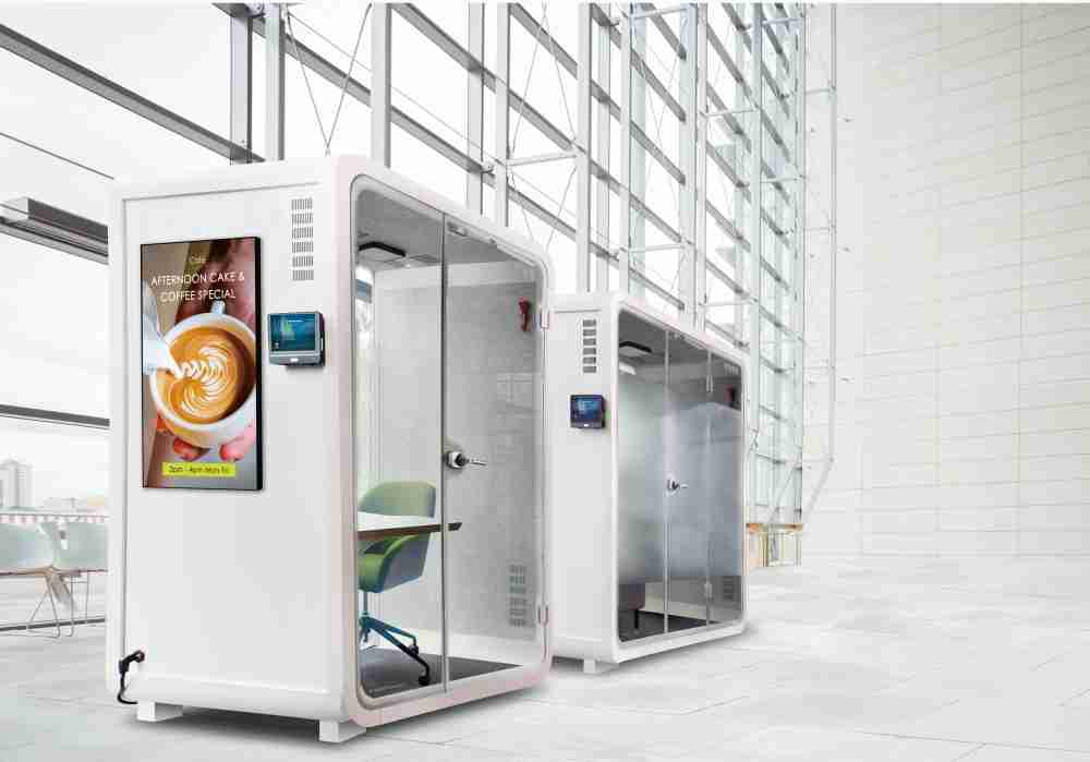 财神娱乐子公司达擎之智慧行动办公舱，，采用PDLC智能调光玻璃设计，，，透过通电与断电的电流切换，，，呈现透明与雾面效果，，，具节能降耗特性并兼顾隐私，，，，确保信息安全