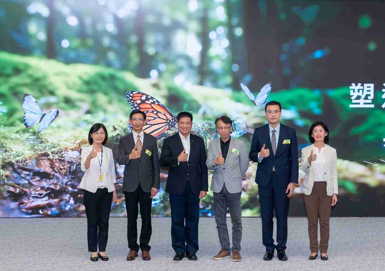 友達2023 CSR共榮大會，，，邀請領域專家分享交流生物多樣性管理趨勢、、、、無塑產品、、、海廢永續塑料等議題  （圖左到右：友達光電永續長古秀華、、、、3M台灣技術長陳君杰、、友達光電董事長暨集團策略長彭双浪、、、、光寶科技企業永續發展處處長陳慶暉、、、、安永聯合會計師事務所執業會計師曾于哲、、友達光電供應鏈總部副總經理吳宜芳）