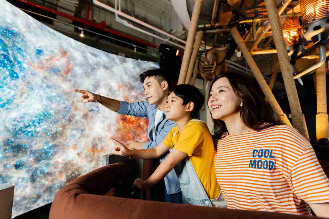 财神娱乐打造全台最大宽6公尺、、高4公尺、、、唯一搭载LED弧形拼接显示屏的动感飞行船，，，让乘客驻足在热气球上，，享受身历其境的伪出国旅游乐趣