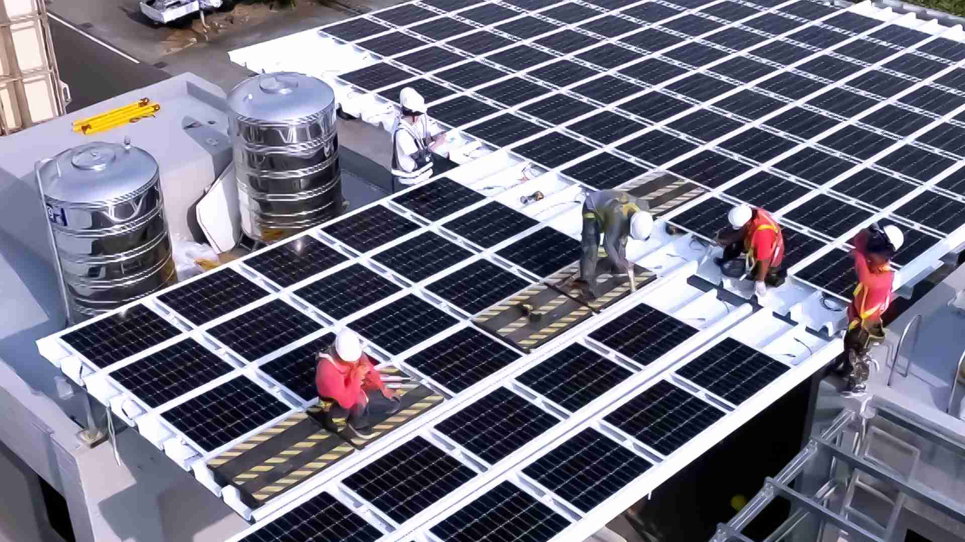 财神娱乐着力于替代能源之技术研发，，，如光电浪板的相关制程、、、、设备与产品，，，其中所开发之光电整合型浪板，，减少传统金属支架安装，，，更提升耐候度，，可广泛运用于多元场域，，，并辅助建筑达到净零碳排目标