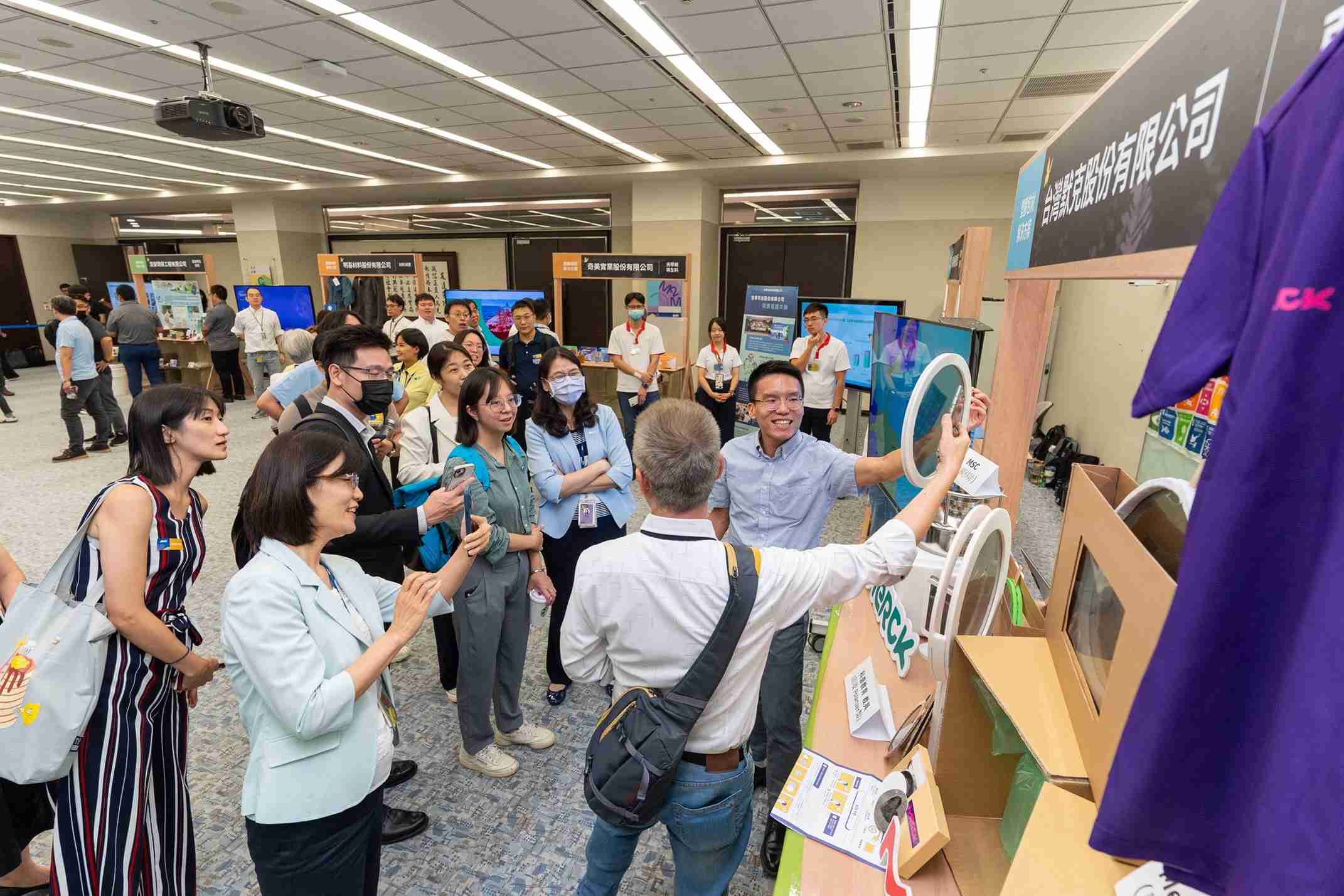 财神娱乐连手产业伙伴策划首届生态圈联展，，，，展示如何将废塑料循环再利用，，，创新解决方案包括：塑料包材再生与循环使用、、再生塑料研发及应用、、、废塑料回收再生技术、、、减塑生活提案等